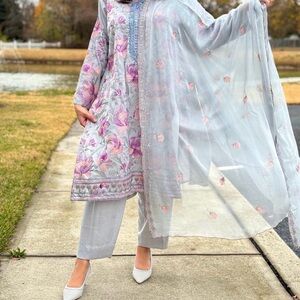 Women shalwar knees